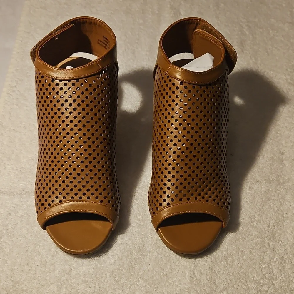 J.‎ Adams Tan PU Perforated Slingback Block Heel Straps Sandals Women's Size 6